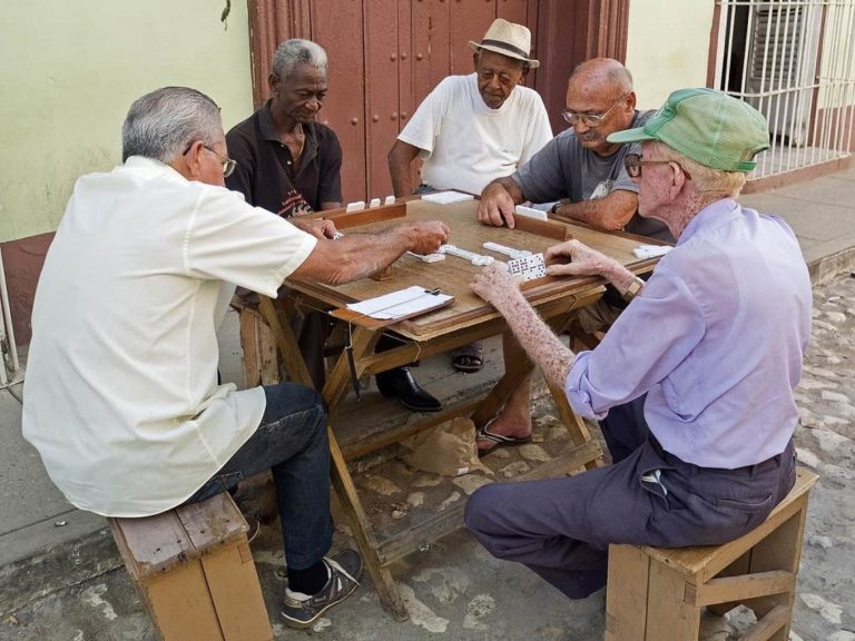 10 consejos para jugar al dominó como un cubano experto Cubalite