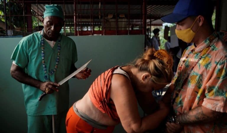Jorge Goliat, el cubano que asegura curar con un machete: «Vienen y salen satisfechos»