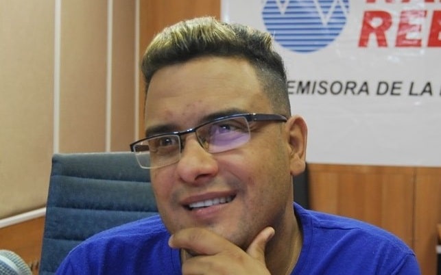 Reaparece el locutor Magdiel Pérez varios meses después de salir de Cuba