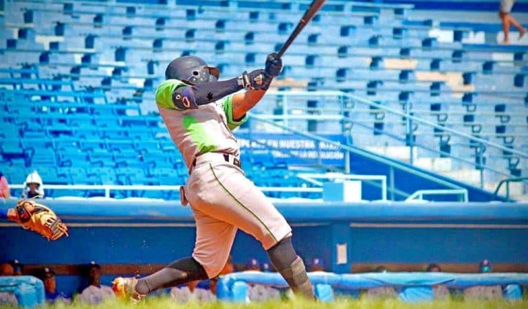 Pelotero cubano dejó la Serie 64 por un contrato independiente a la Federación (ya debutó)