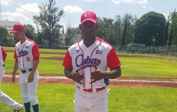 Pelotero de equipo Cuba regresó al béisbol cubano tras jugar en Dominicana en agosto