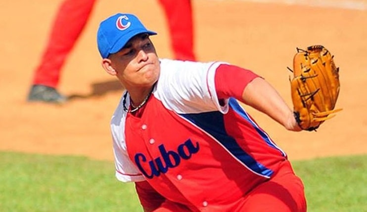 Pitcher cubano, acusado de posible desertor, se consolida en una liga extranjera