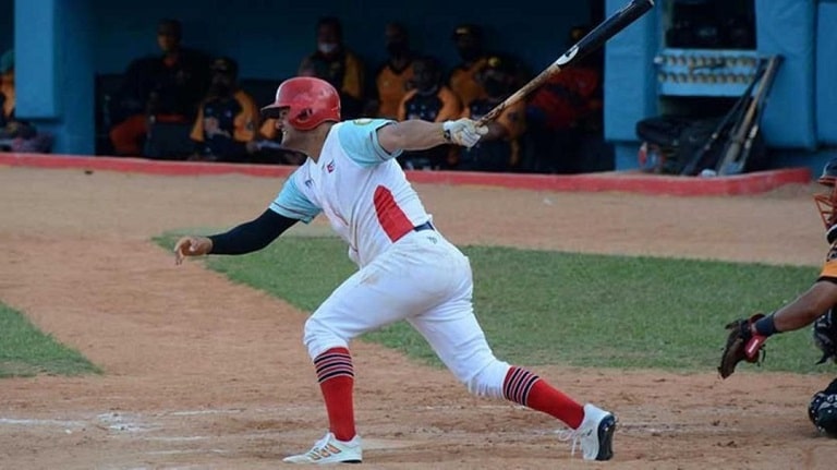 Pidió la baja de la pelota cubana y ahora firmó su primer contrato, con 35 años y 14 Series Pidió la baja de la pelota cubana y ahora firmó su primer contrato, con 35 años y 14 Series