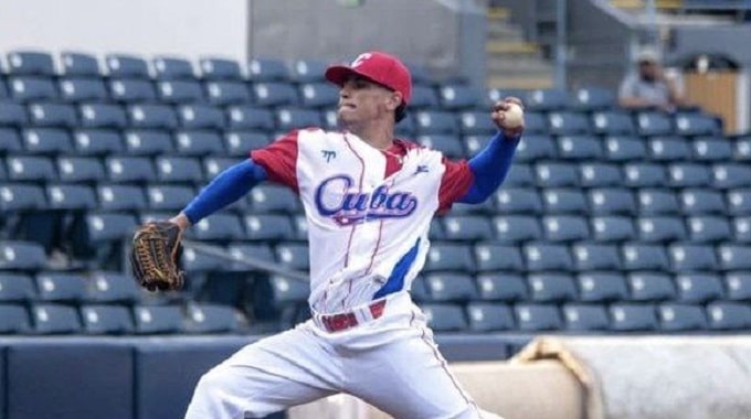 Pitcher que dio un juego perfecto con equipo Cuba firmó en MLB