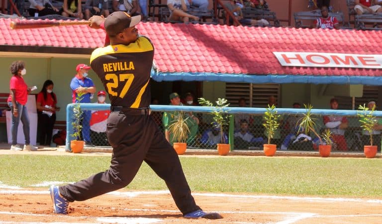 Revilla firmó su primer contrato tras romper con la Federación Cubana (aquí detalles) Revilla firmó su primer contrato tras romper con la Federación Cubana (aquí detalles)