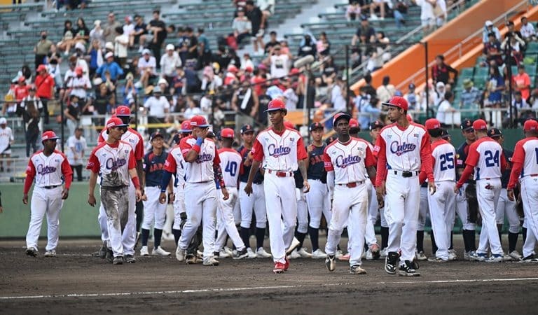 Regresó de Dominicana pelotero cubano y en menos de 1 año integró el equipo Cuba de nuevo