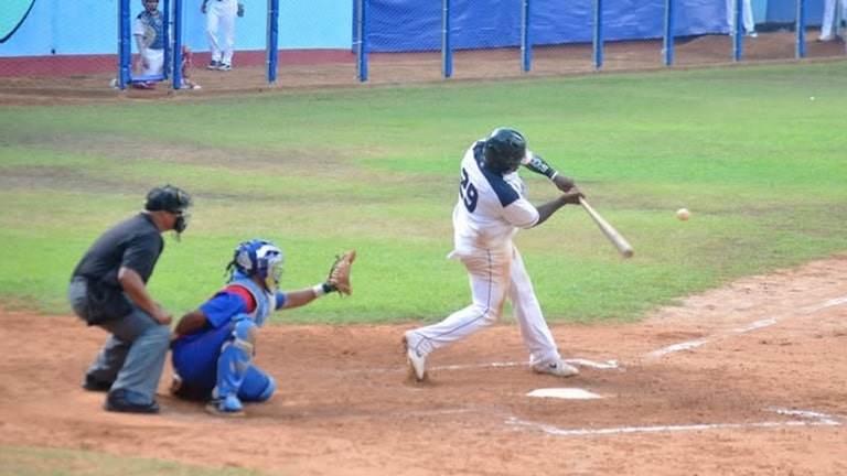 Pelotero que fue descartado ahora volvió y es el líder de bateo de la Serie Nacional (aquí detalles)