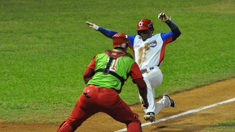 Pelotero del equipo Cuba se perderá la Serie 64 por su contrato profesional número 17 Pelotero del equipo Cuba se perderá la Serie 64 por su contrato profesional número 17