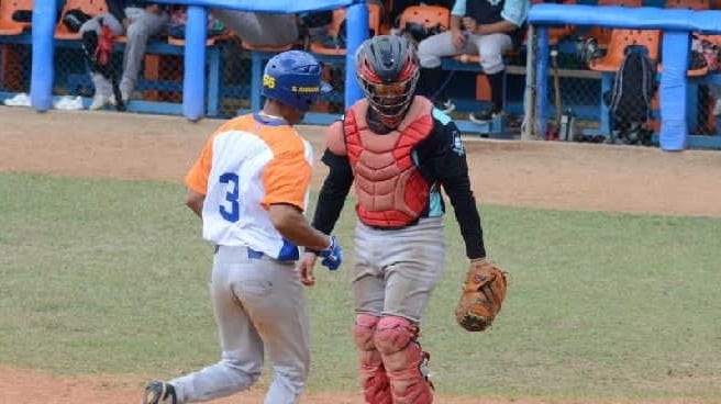 Pelotero salió de Cuba rumbo a México, tras batear casi .300 en la Serie Nacional