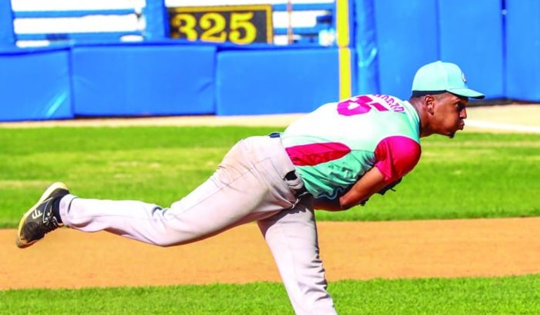 Regresó a Cuba y estará en la Serie 64 pitcher de 90 millas (aquí detalles)