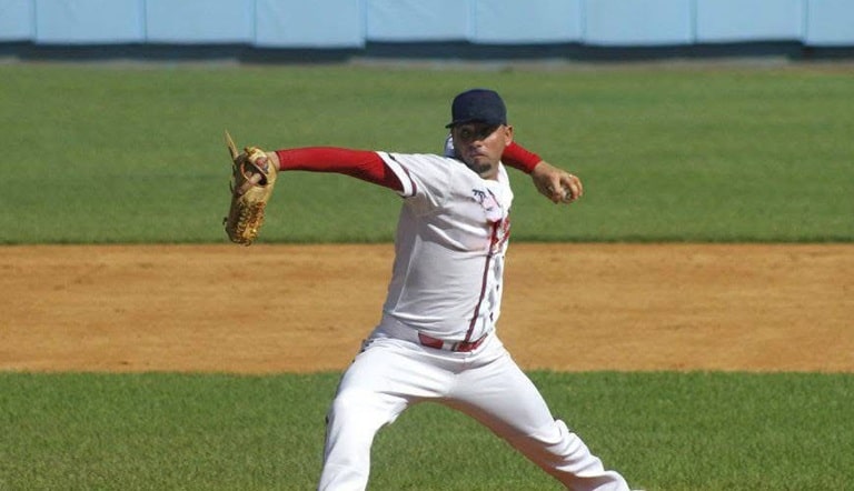 Pitcher cubano brilló en liga de Rusia y hoy tiene 5 éxitos en la Serie 64