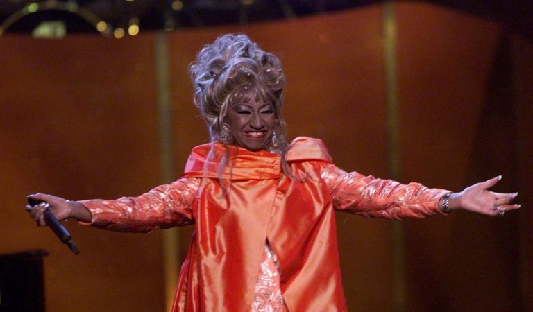 Aquí la desgarradora y poco conocida historia detrás de “La vida es un carnaval”, himno de Celia Cruz