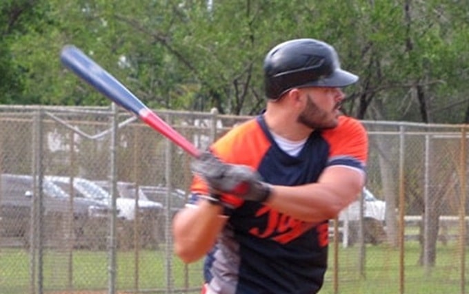 Pelotero cubano vive en Miami y juega en la Serie 64: tiene 10 jonrones y batea .356 en su debut