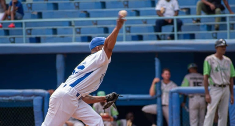 Oficial: Pitcher de Industriales firma contrato en liga profesional rumbo a los playoffs