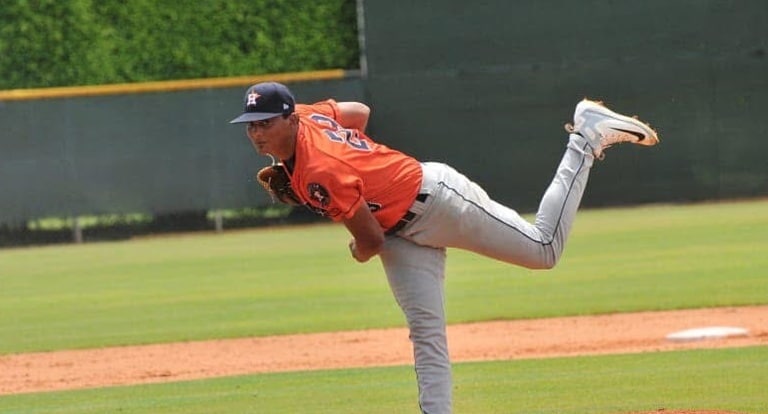 Jugó en la Serie Nacional, lanza 94 millas y tiene nuevo contrato en Estados Unidos
