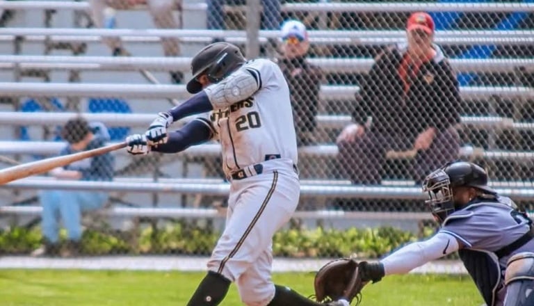 Estelar pelotero de equipos Cuba firmó contrato profesional en Canadá con casi 40 años