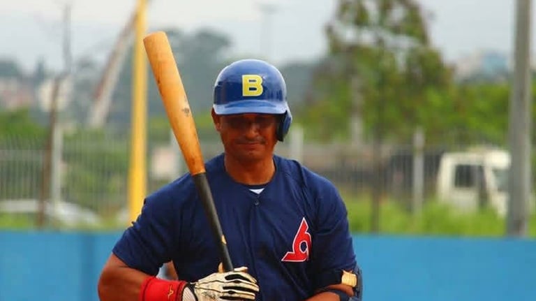 Pelotero cubano de 51 años sigue como jugador en Brasil, país que defendió en un PreClásico