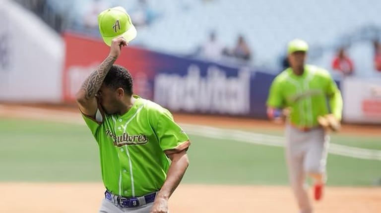 Al fin: Pitcher de 13 Series firmó su primer contrato profesional, con 34 años
