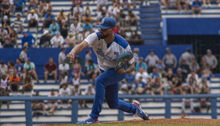 No creyeron en él: fuera del Clásico Mundial, pitcher cubano firmó contrato profesional