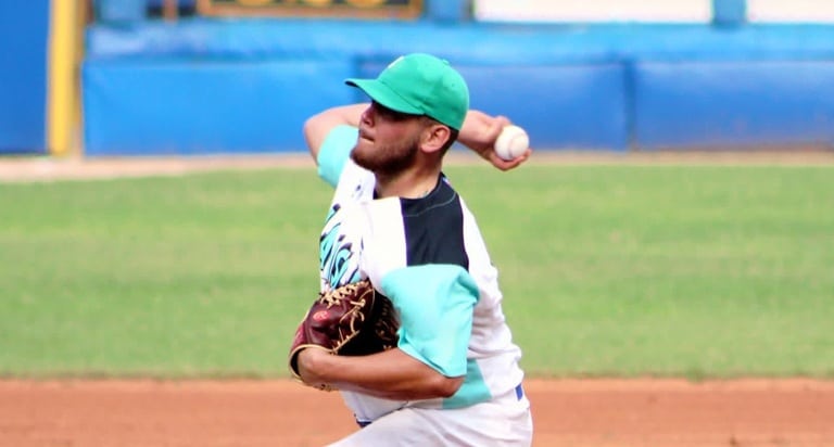 Pitcher que vive en México reforzará a Industriales en Liga Élite (lanza 94 millas)
