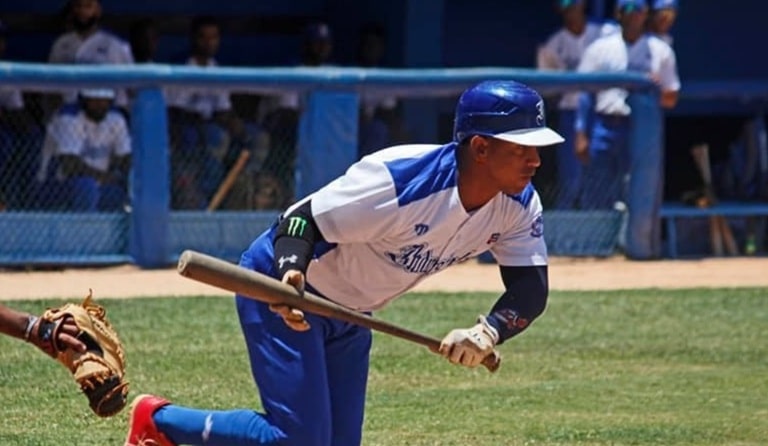 Duro golpe a la Liga Élite: pelotero de 14 Series firmó contrato profesional y no estará