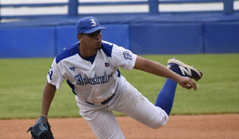 El contrato del que nadie habla: Industriales perdió un pitcher por una firma histórica