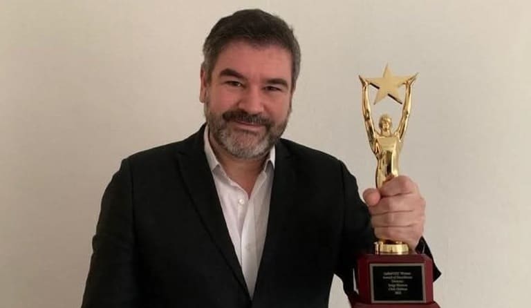 Se fue, trabajó en Europa, ganó de todo y ahora vuelve a la TV cubana con telenovela «Entre aguas»