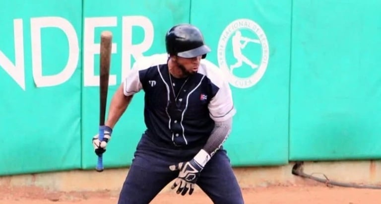 Salió de Cuba pelotero que debutó con jonrón en la Serie Nacional