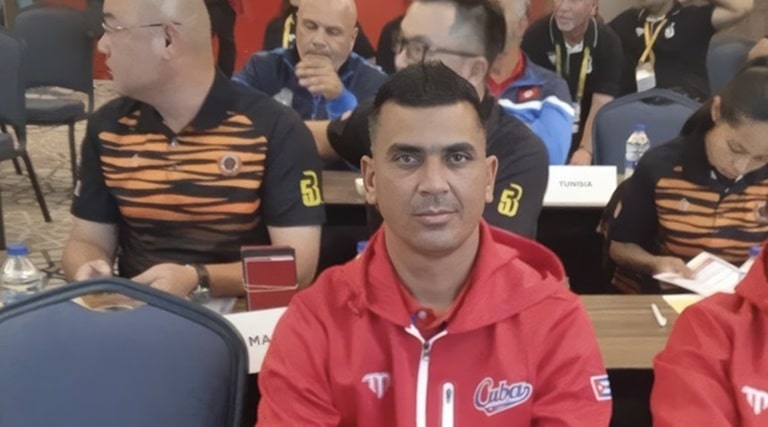 Mánager de un equipo Cuba, campeón mundial, está en la liga de béisbol de Lituania (aquí más detalles)