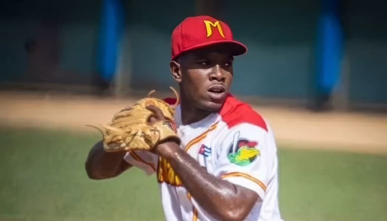 Pitcher de la Serie Nacional salió de Cuba y dejó oficialmente el béisbol, con 22 años