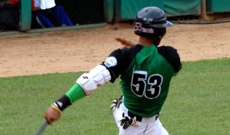 Cubano que sufrió un grave accidente en la cabeza hoy batea .417 fuera de Cuba, con 43 años