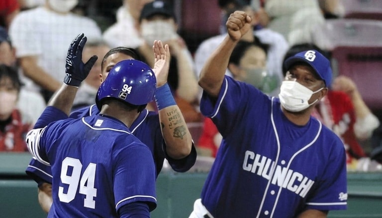Rompió escandalosamente con la Federación Cubana , firmó en EEUU y misteriosamente no jugó (aquí detalles)